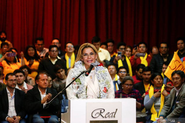 Presiden Jeanine Anez Tegaskan Dirinya Positif Corona